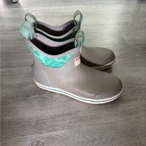 Xtratuf rain boots size 7. Grey and green.